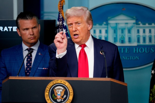 Trump amenaza con derribar aviones militares de Venezuela